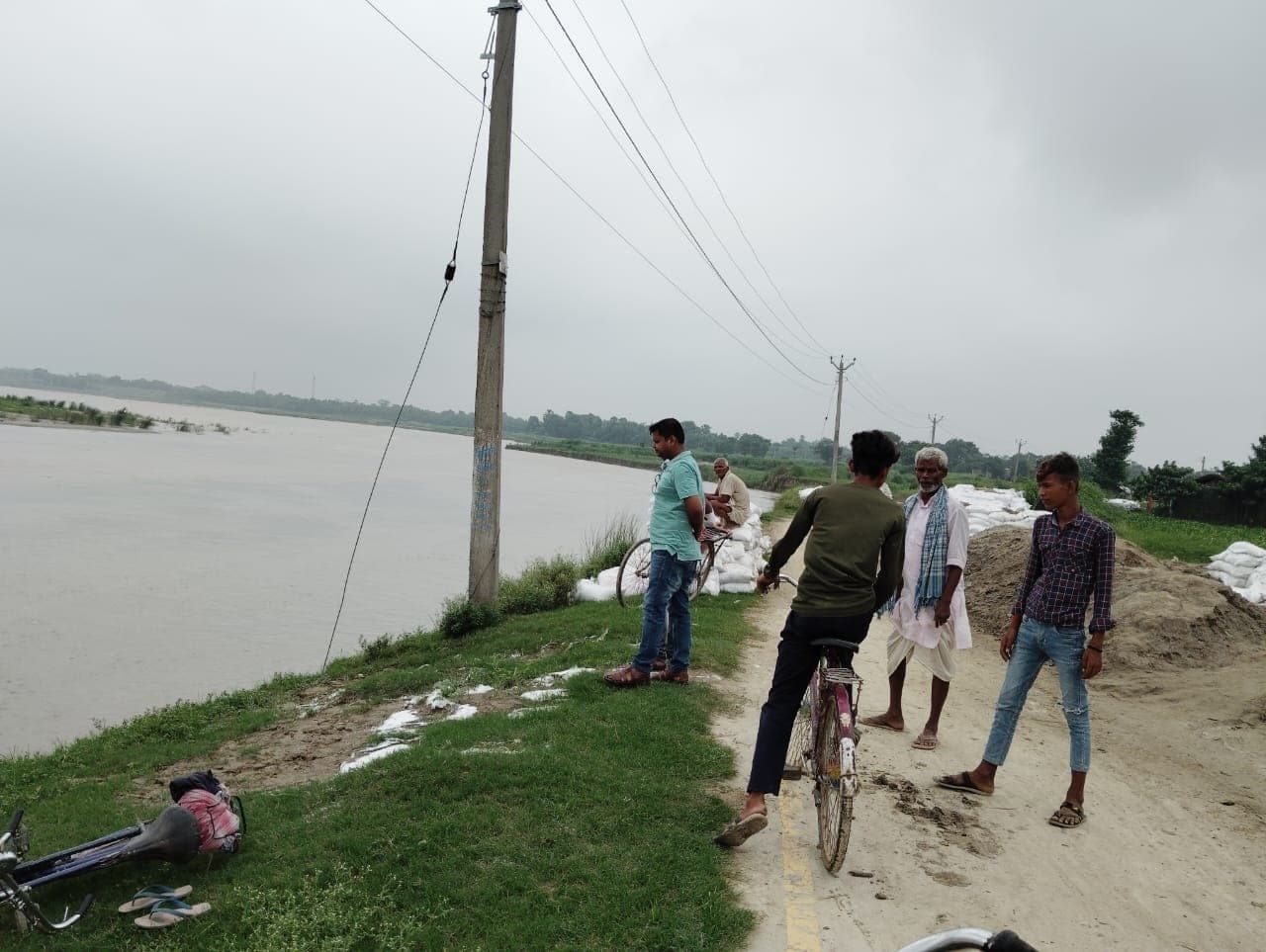 बागमती कटाव के निरोधात्मक कार्य का जायजा लेने पहुंचे एडीएम