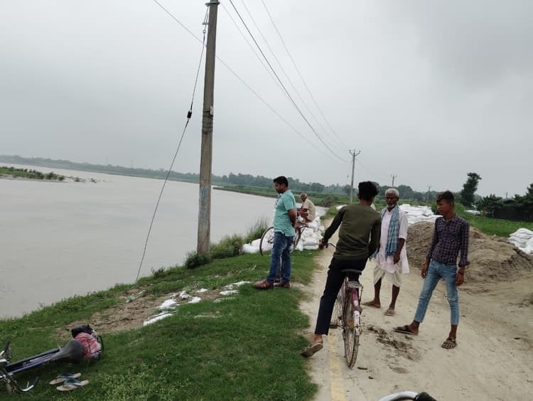 बागमती कटाव के निरोधात्मक कार्य का जायजा लेने पहुंचे एडीएम