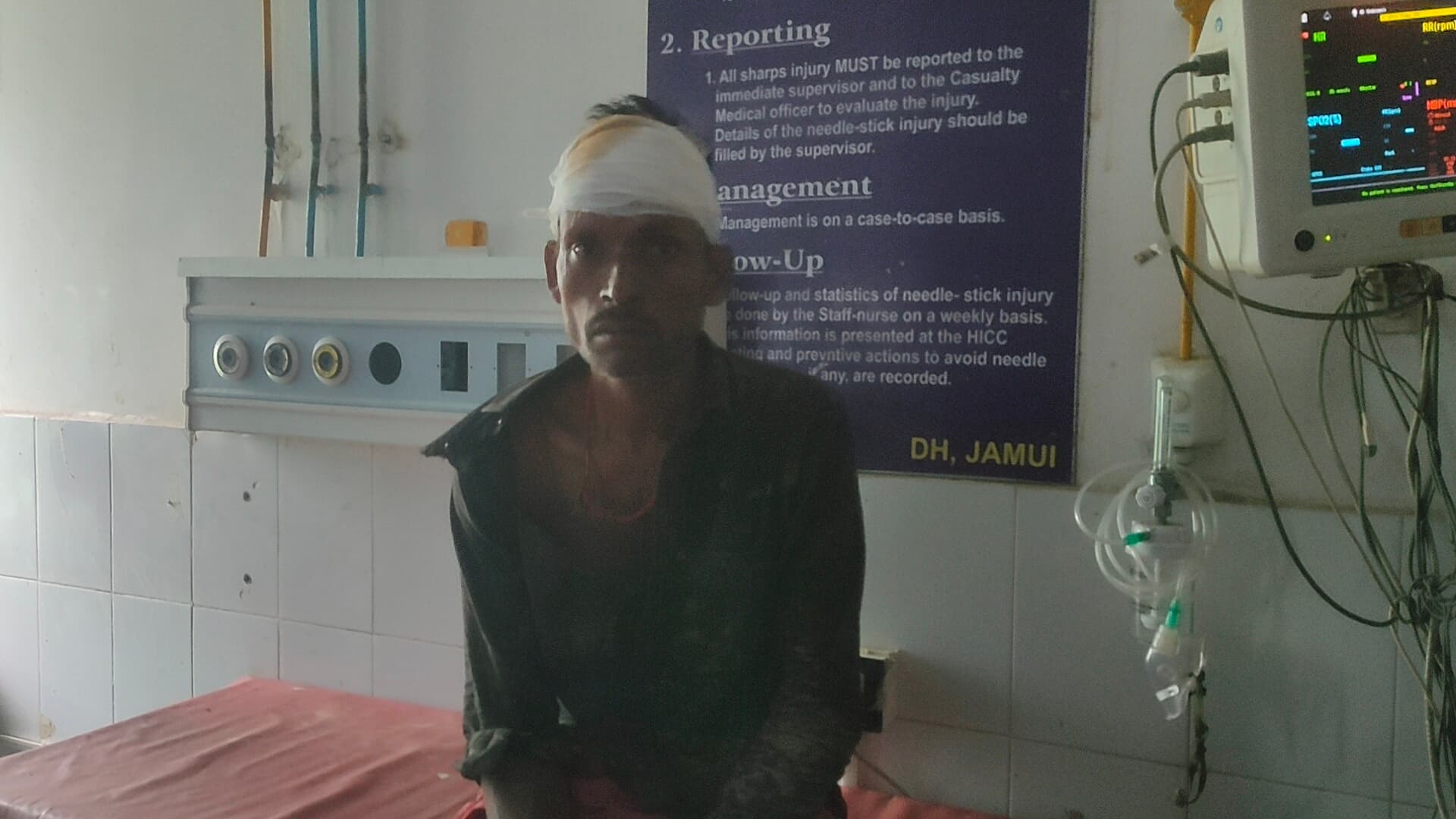 दो लोगों को पीटकर किया घायल