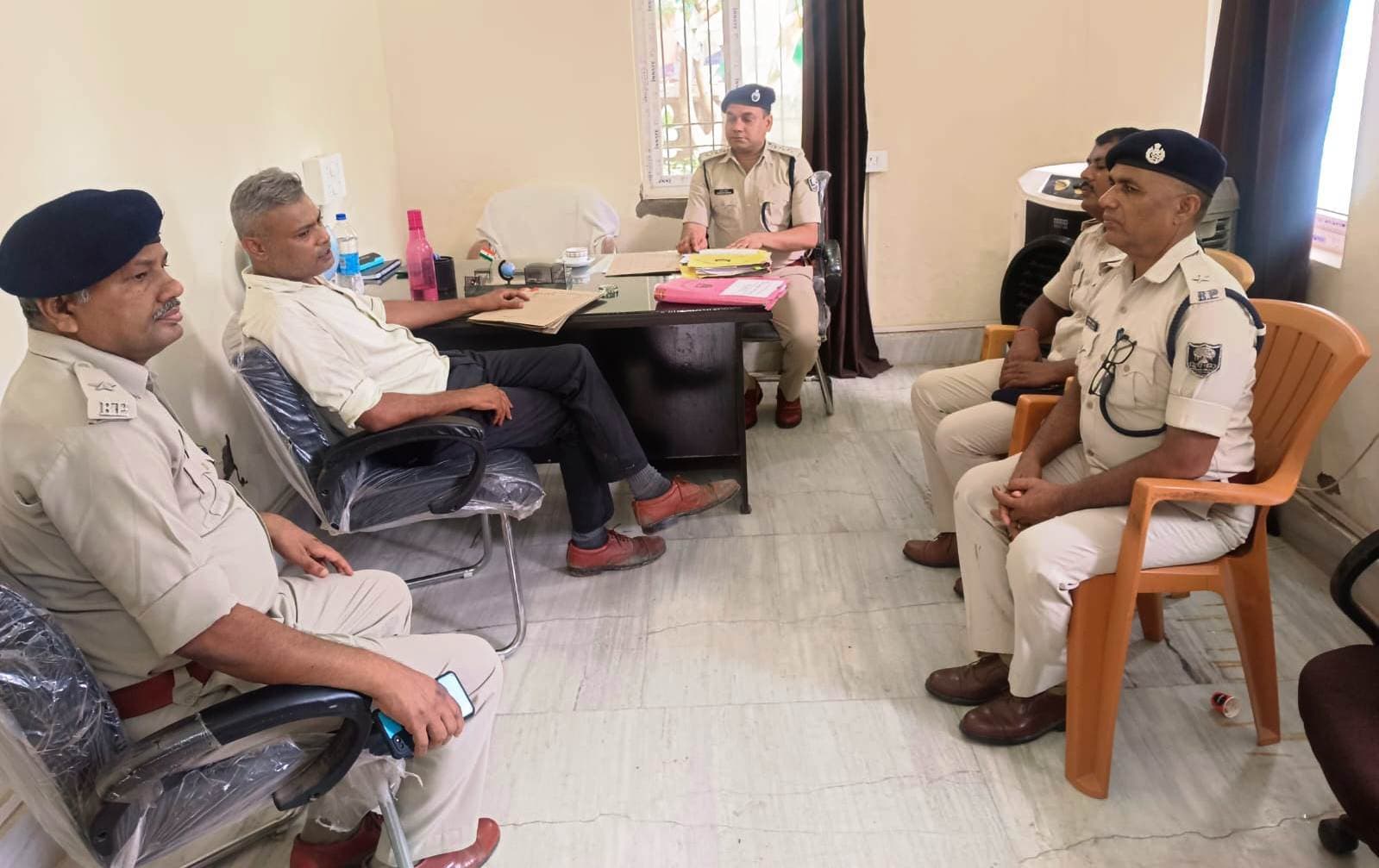 आर्थिक अपराध इकाई के डीएसपी पहुंचे मुंगेर साइबर थाना, अधिकारियों के साथ की समीक्षा