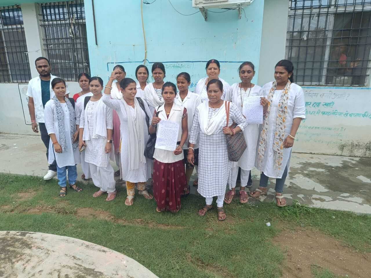 अनिश्चितकालीन हड़ताल पर गये एनएचएम कर्मी