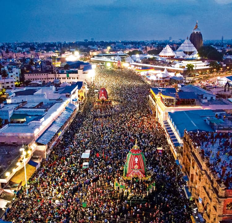 पुरी : श्रीमंदिर से रवाना हुए महाप्रभु, आज पहुंचेंगे मौसीबाड़ी