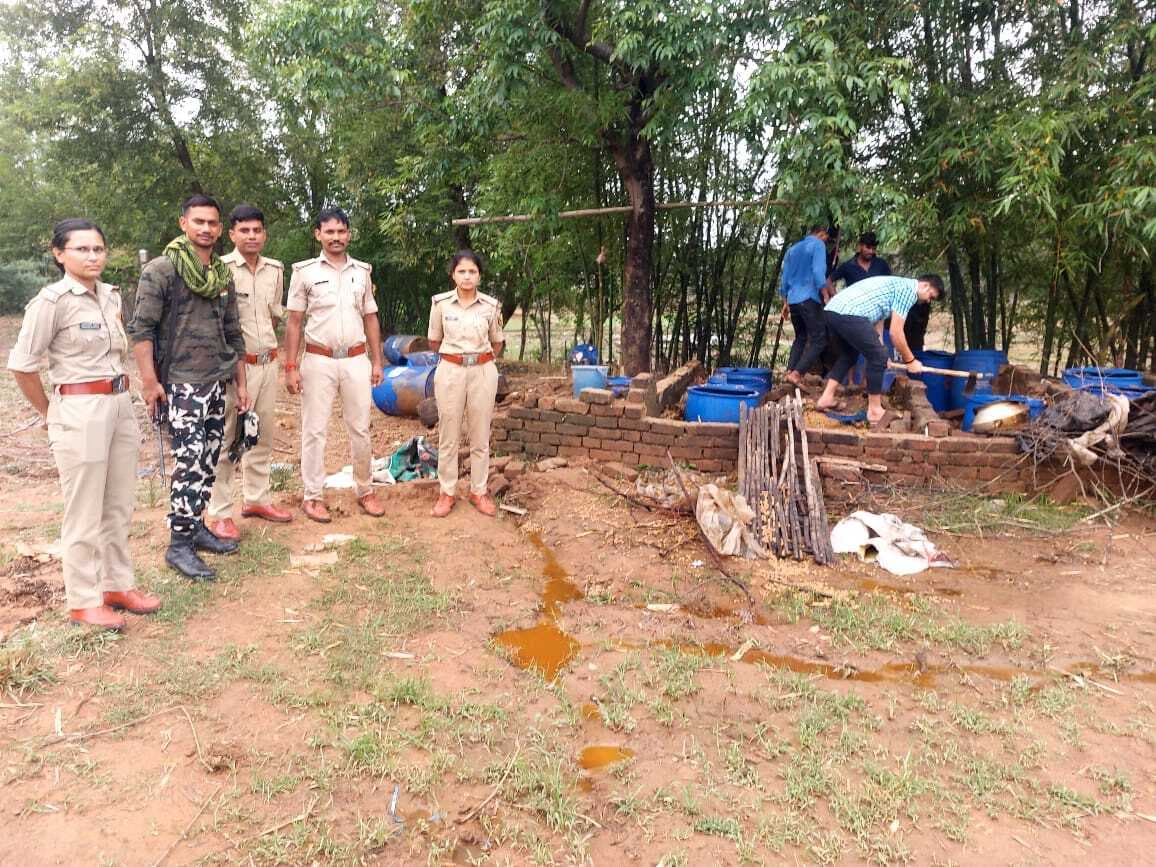 गुडियारा जंगल में पुलिस ने शराब भट्ठी की ध्वस्त