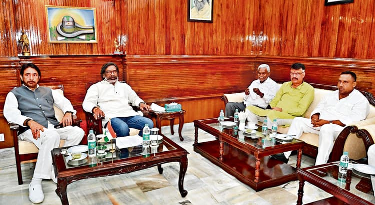 Jharkhand Politics: कांग्रेस कोटे के पूर्व मंत्रियों से पार्टी विधायक नाराज, प्रभारी के सामने निकाली भड़ास