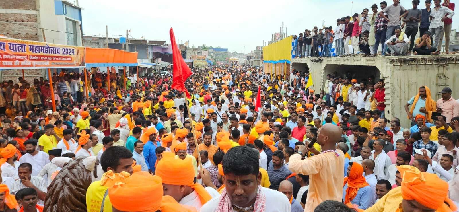 आस्था और भक्ति के रस में डूबे हजाराें श्रद्धालु