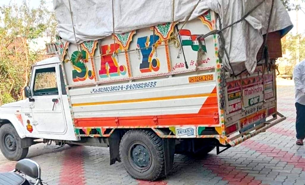 सक्रेज गांव से घर के बाहर खड़ी पिकअप गाड़ी चोरी