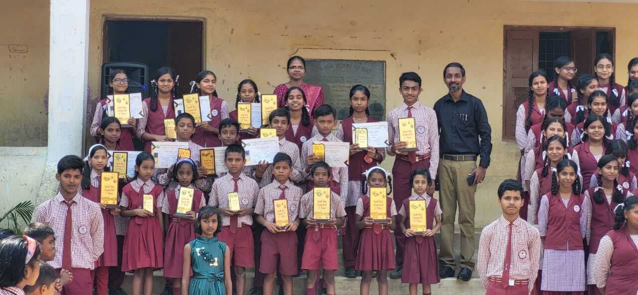 आइएनएस स्कूल दारू में स्पैल बी प्रतियोगिता में 22 बच्चे पुरस्कृत
