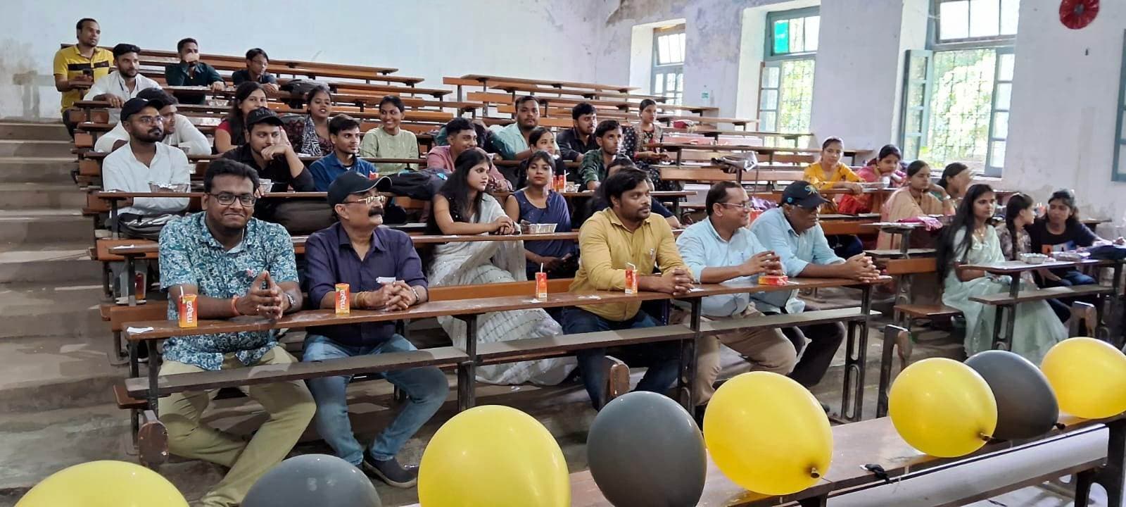 रंगारंग कार्यक्रमों के बीच पीजी सेमेस्टर-4 के विद्यार्थियों को दी गयी विदाई