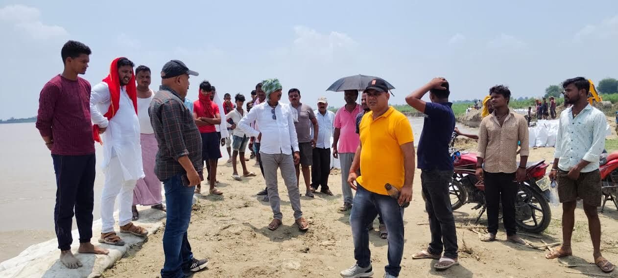 एसडीएम ने बाढ़ से हो रहे कटाव का किया निरीक्षण