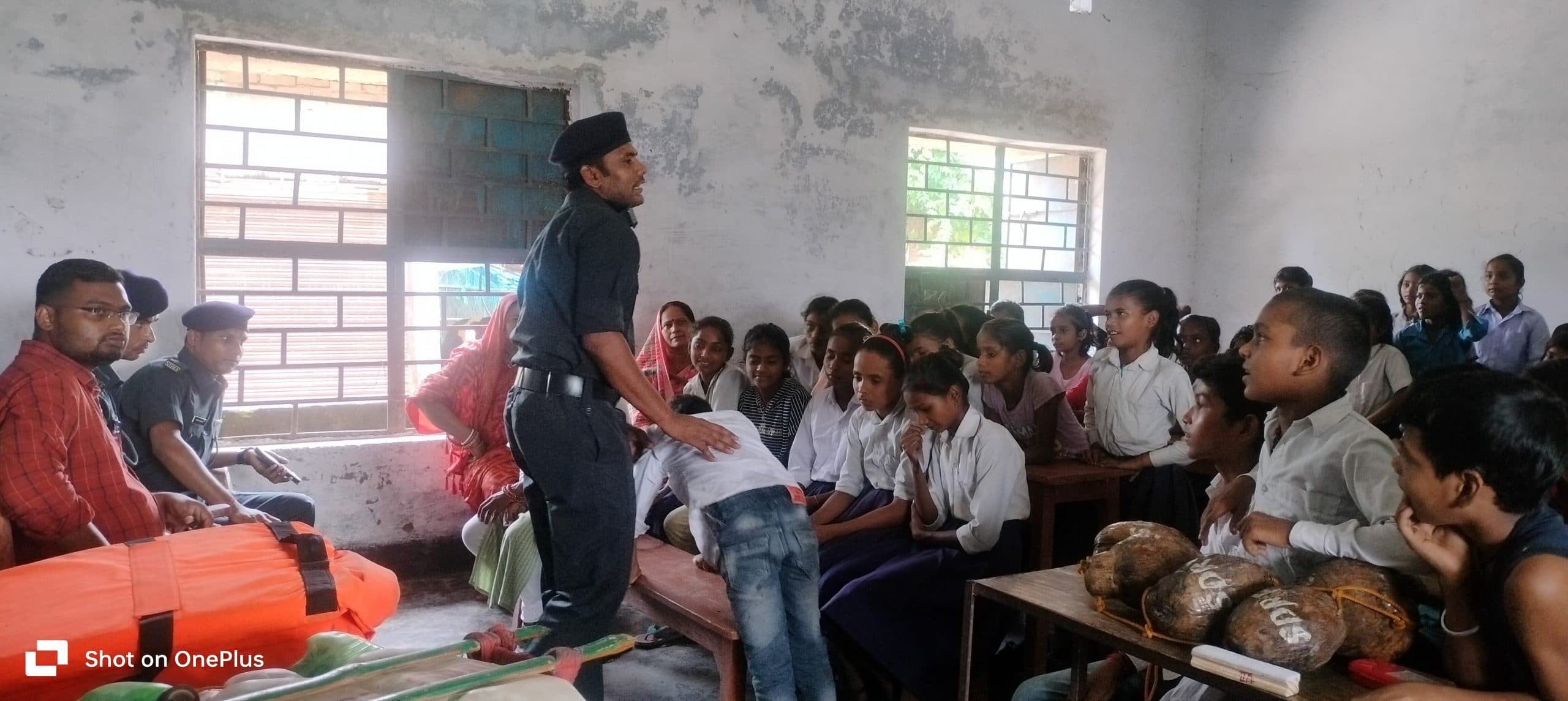 एसडीआरएफ की टीम ने छात्रों को सिखाये बाढ़ से बचने के उपाय और गुर