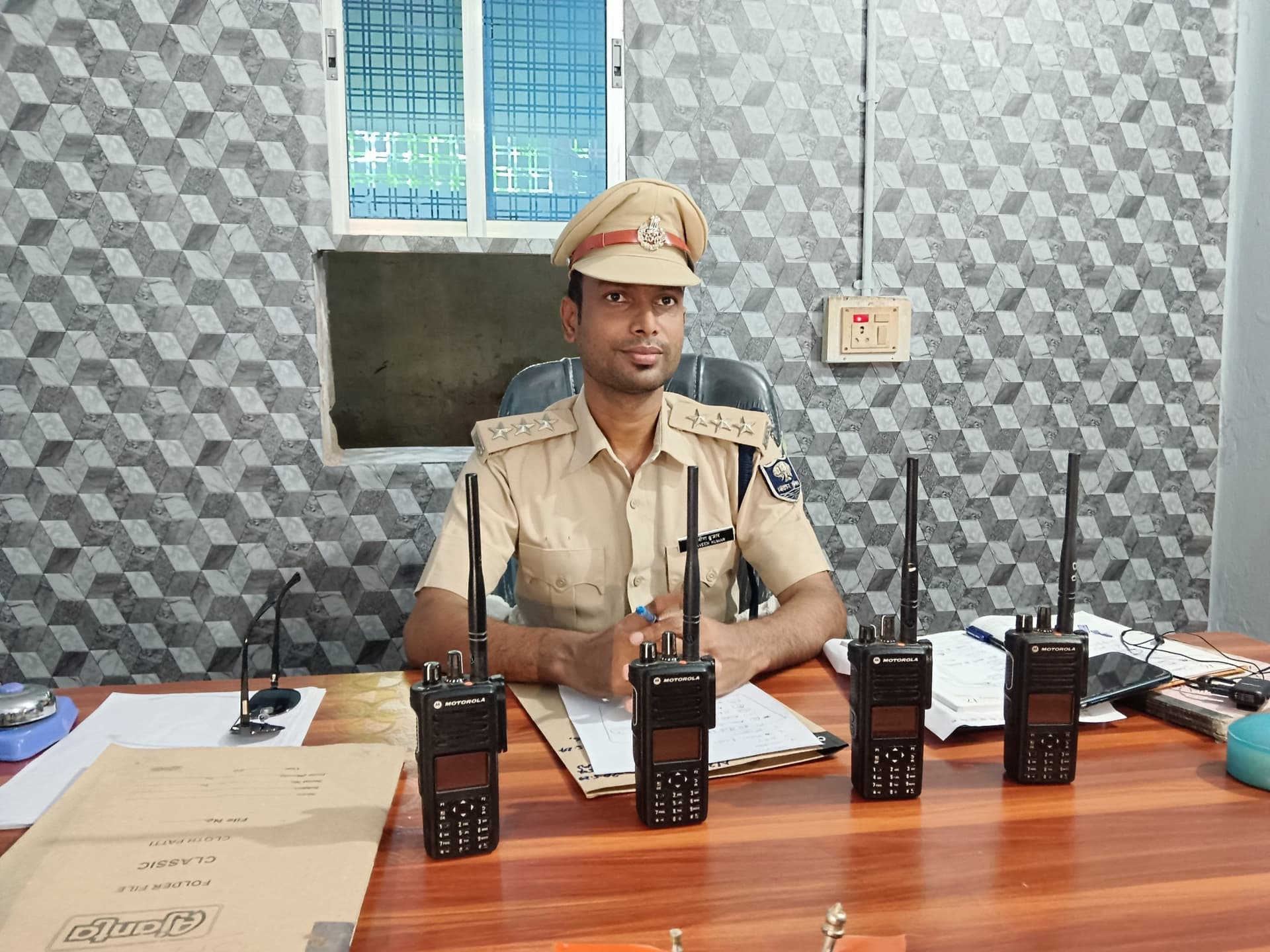 लीड- आधुनिक उपकरण व नयी गाड़ी से लैस हुई यातायात पुलिस