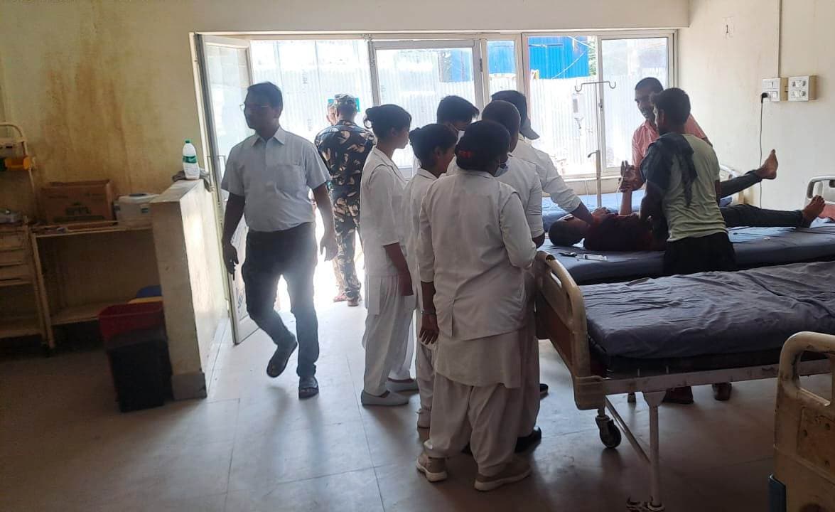 बदहाल व्यवस्था : सदर अस्पताल में स्वास्थ्यकर्मी कर रहे इलाज, बिना मरीज देखे चिकित्सक कर रहे रेफर