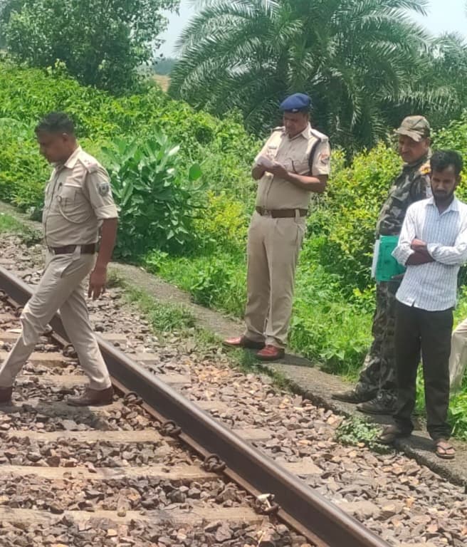 रेलवे ट्रैक पर अज्ञात अधेड़ का नग्न अवस्था में मिला क्षत-विक्षत शव