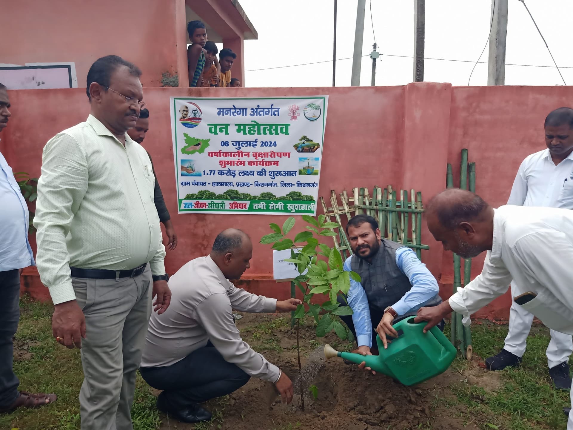 डीडीसी ने वर्षाकालीन पौधरोपण अभियान का किया शुभारंभ, हालामाला में लगाये पौधे