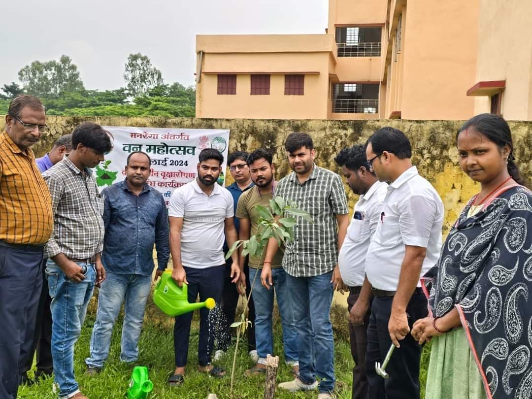 तुलसिया गर्ल्स हाई स्कूल मैदान में किया पौधरोपण