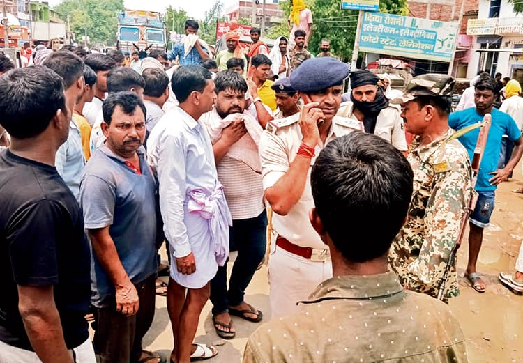 ट्रांसफाॅर्मर बदलने को लेकर लालगंज में लोगों ने की सड़क जाम