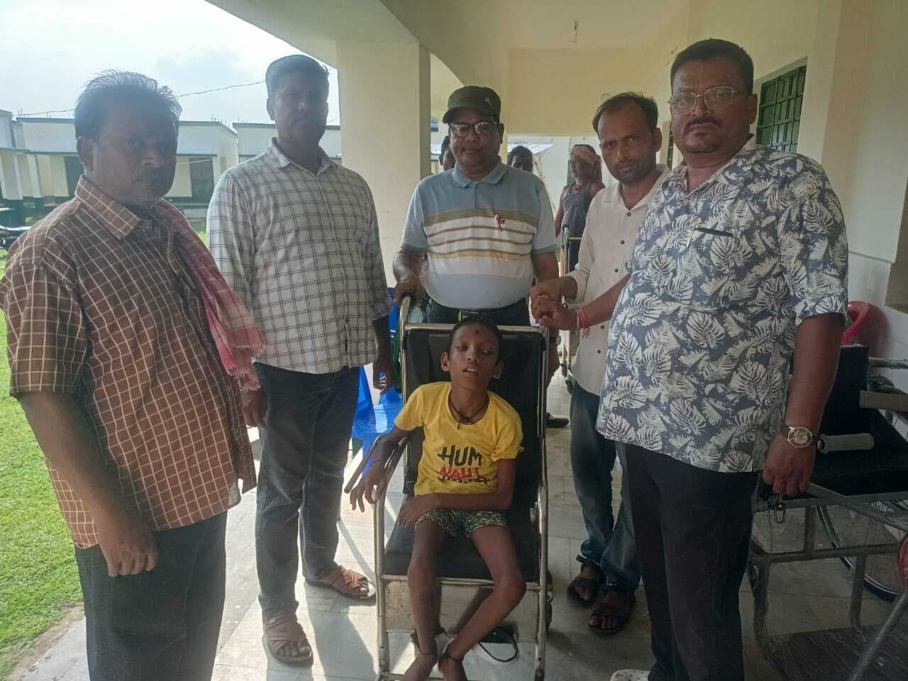 दिव्यांग छात्रों के बीच सहायक उपकरण वितरित