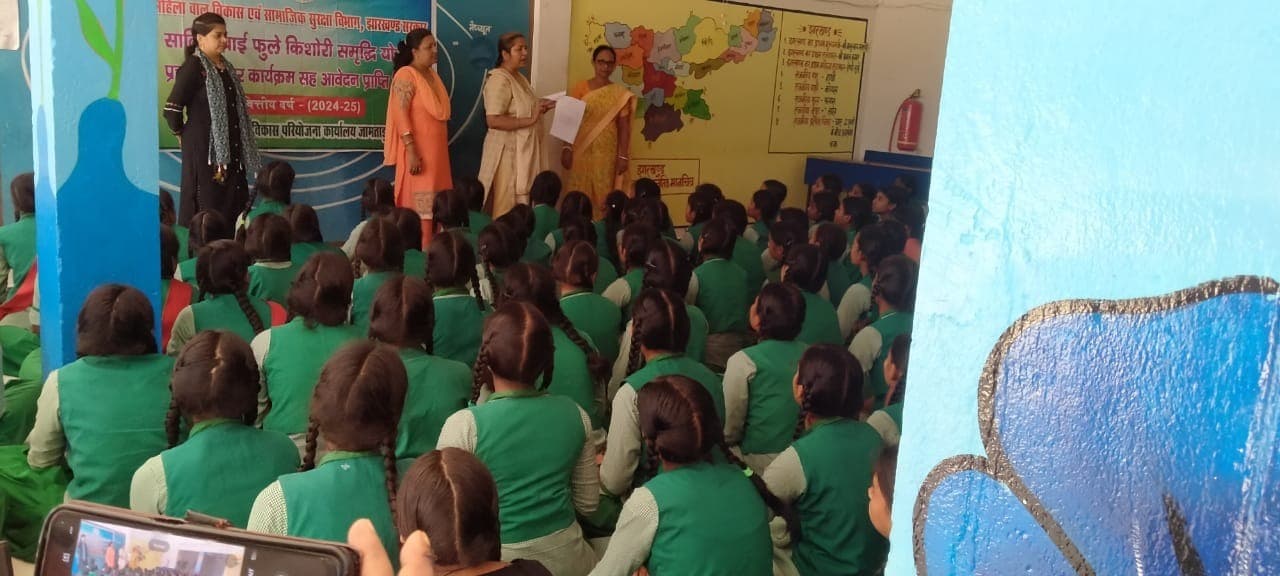 छात्राओं को दी सावित्रीबाई फूले योजना की दी जानकारी