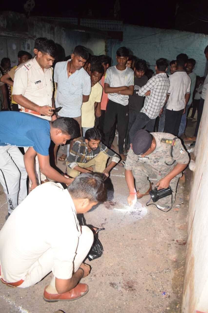 मुंह पर रूमाल बांध कर भाग रहा था आरोपी, महिलाओं ने घेर कर पकड़ा