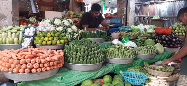सब्जियों के बढ़े भाव ने बिगाड़ा जायका, धनिया 200 व हरी मिर्च सौ रुपये प्रतिकिलो