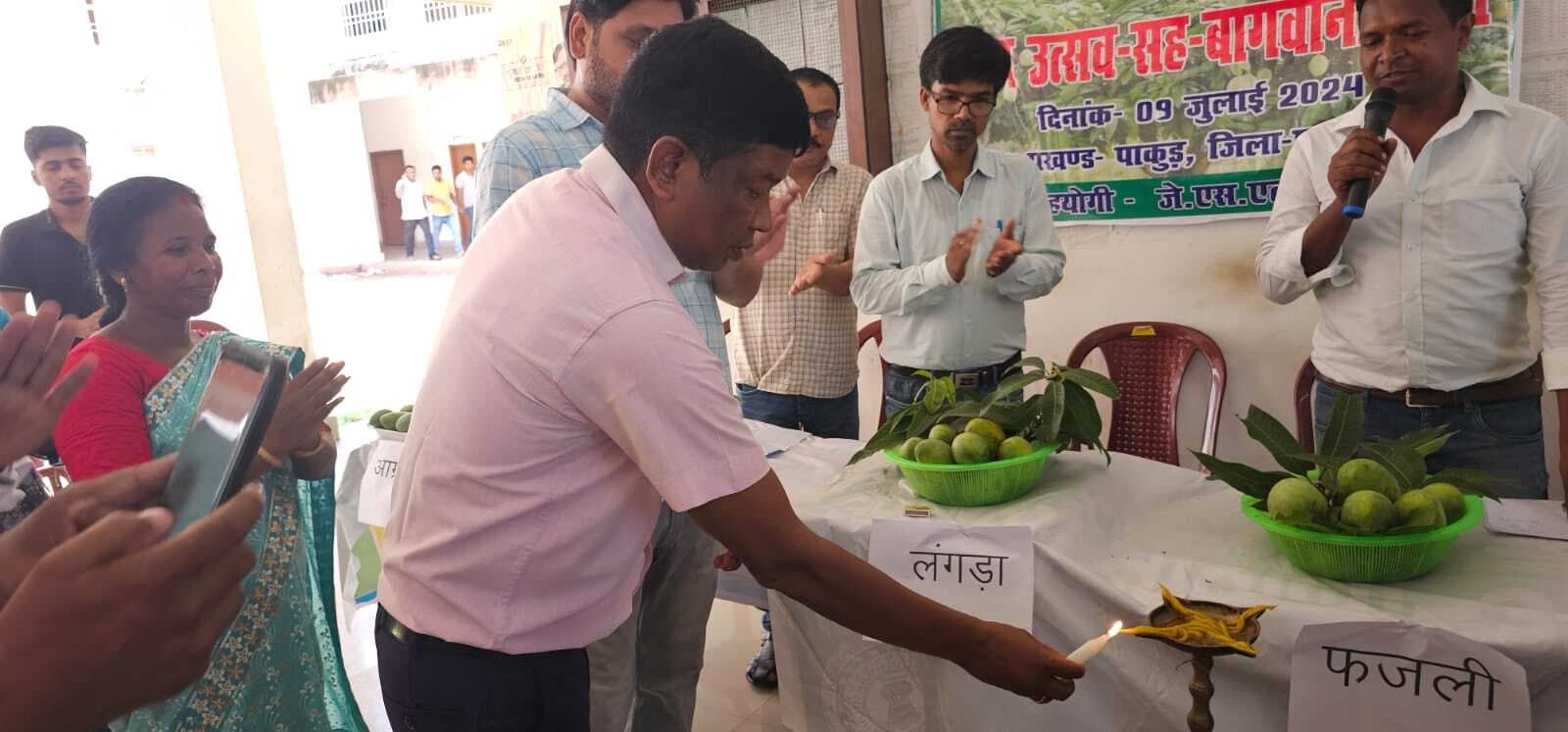 ग्रामीणों को बिरसा हरित ग्राम योजना के बारे में दी गयी जानकारी