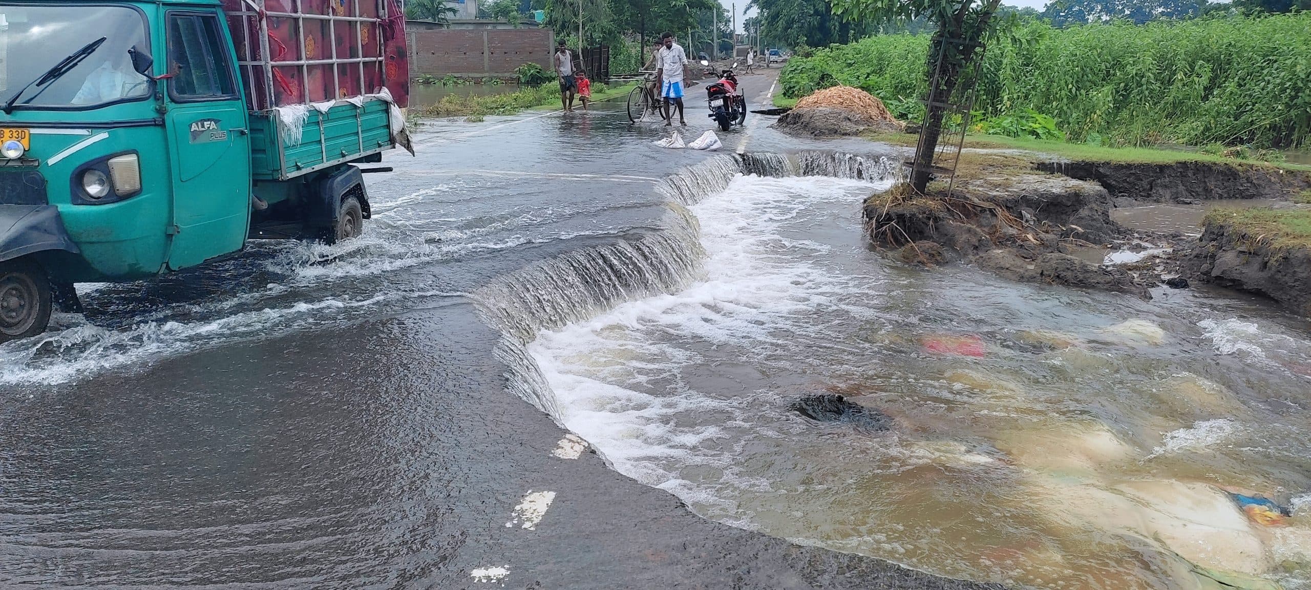 सड़क का आधा हिस्सा पानी में बहा,आवागमन हो सकता है प्रभावित