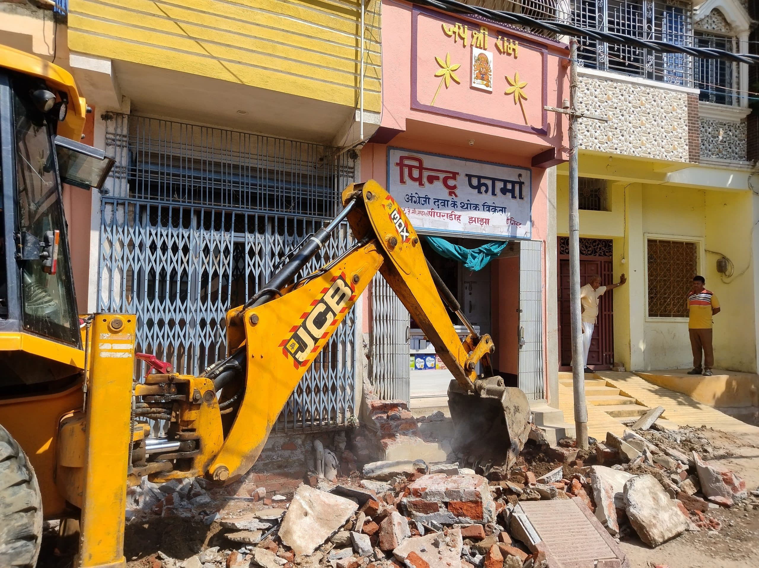 अतिक्रमण के विरुद्ध नगर परिषद ने चलाया बुलडोजर