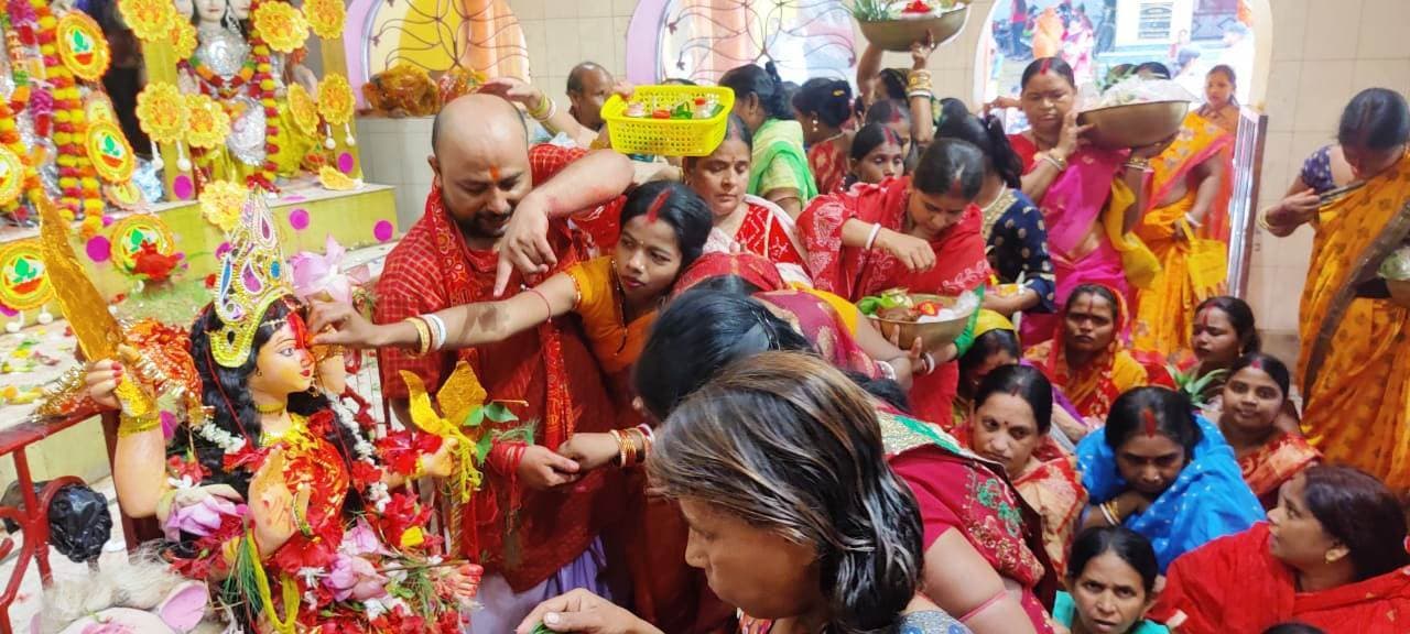 परिवार की सुख-समृद्धि के लिए मां विपदतारिणी की धूमधाम से हुई पूजा-अर्चना