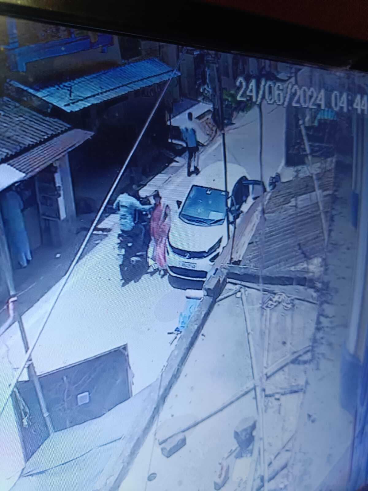 बाइक सवार उचक्कों ने महिला के गले से छीनी सोने की चेन, पूरी वारदात सीसीटीवी में हुई कैद