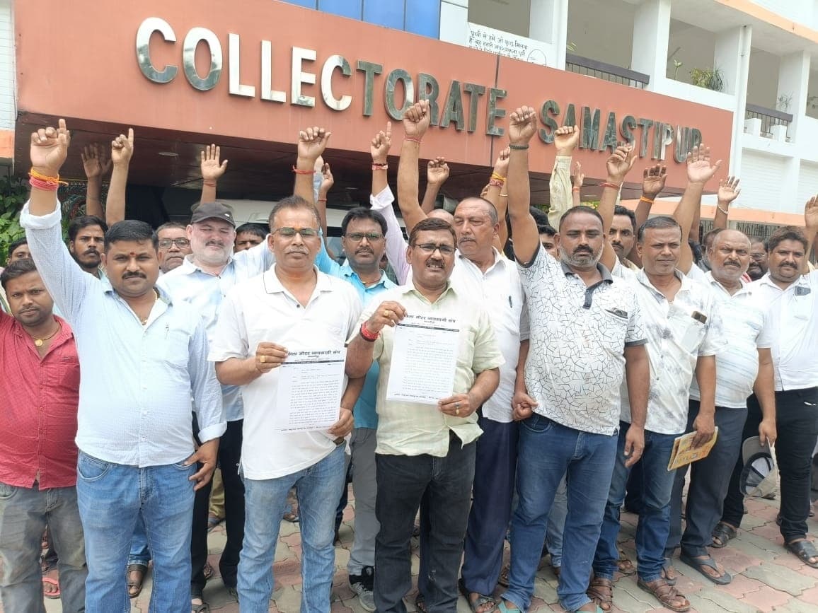मुआवजा की मांग को लेकर जिलाधिकारी से मिला मोटर व्यवसायी संघ का प्रतिनिधि मंडल