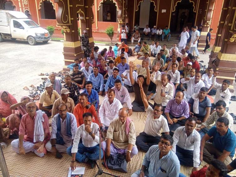 सामूहिक अवकाश पर रहे मिथिला विश्वविद्यालय के कर्मचारी, विवि परिसर में किया प्रदर्शन