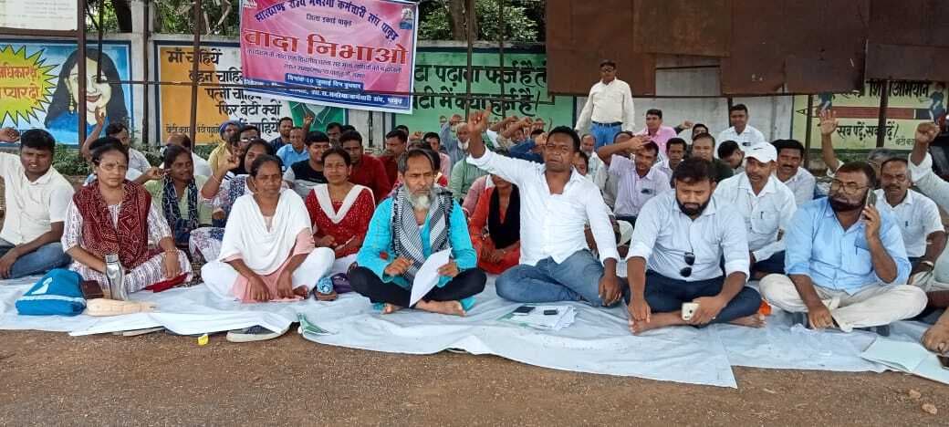 सेवा स्थायीकरण नहीं होने पर मनरेगाकर्मी सड़क से सदन तक करेंगे आंदोलन