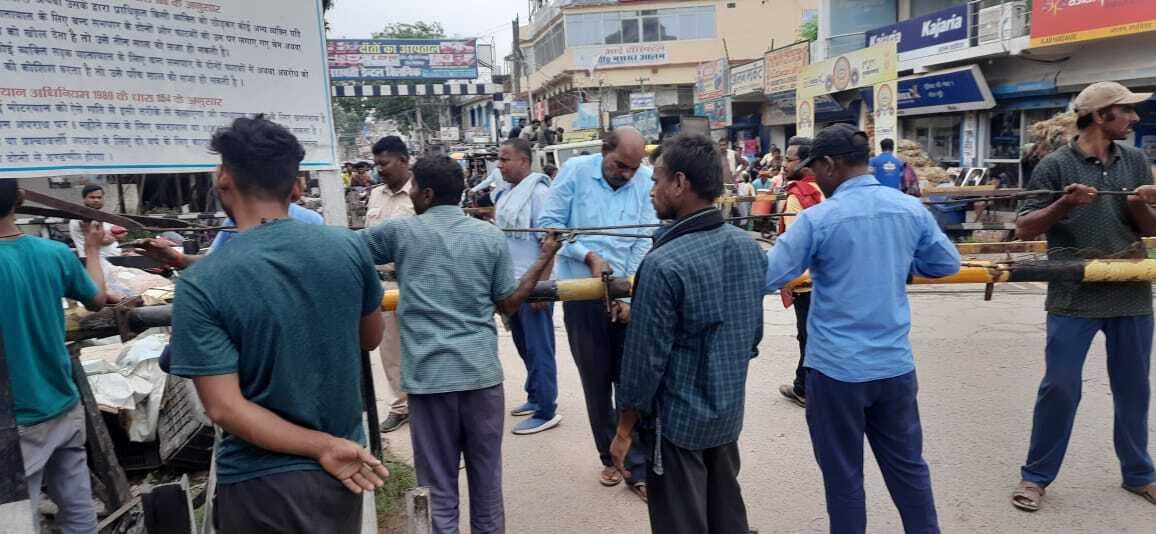 105 नंबर फाटक टूटा, दो घंटे तक लगा रहा जाम
