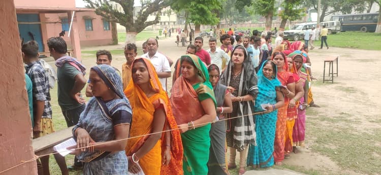 भवानीपुर में मतदान केंद्रों पर मतदाताओं में दिखा अधिक उत्साह