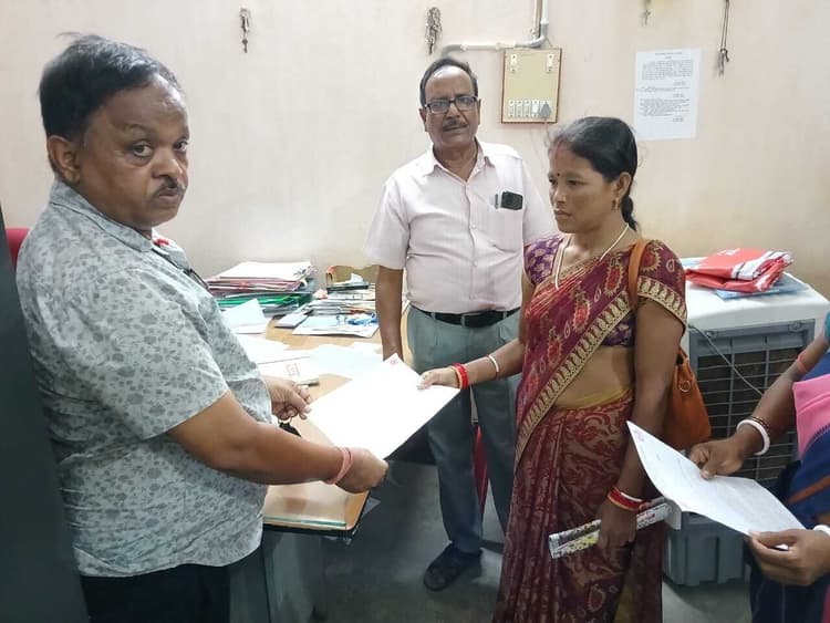 सेविका-सहायिकाओं ने आठ सूत्री मांग-पत्र वित्त मंत्री के नाम से सौंपा