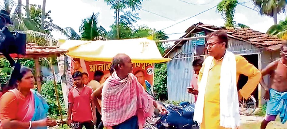 तृणमूल पर भाजपा के बूथ को तोड़ने का लगा आरोप