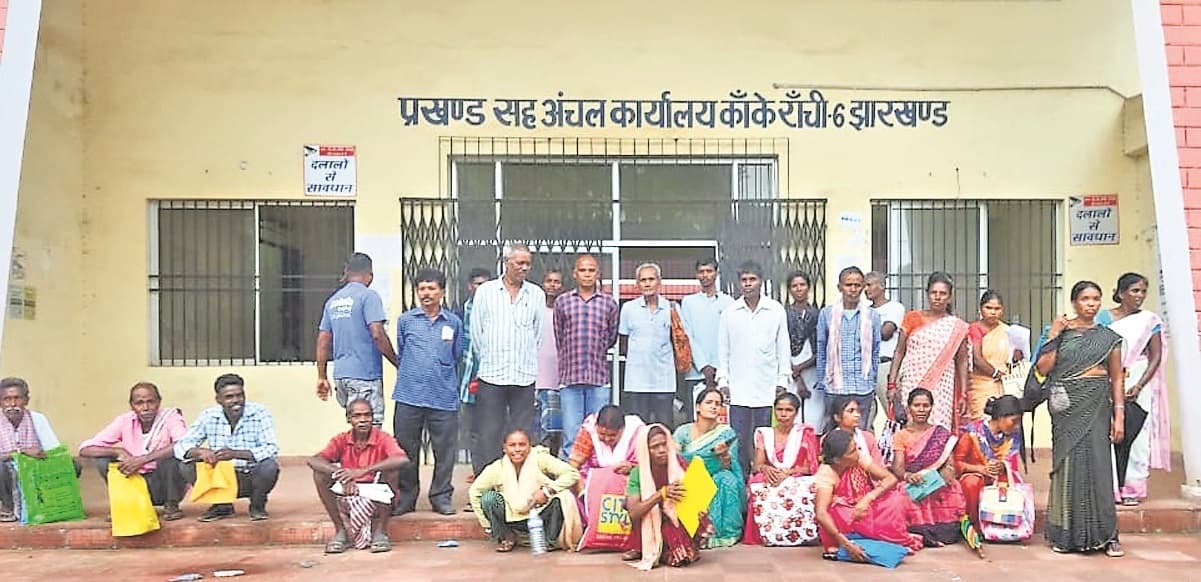 Ranchi Crime News : कमलेश व विक्की ने जमीन पर किया कब्जा, जाने पर बाउंसर से पिटवाता है