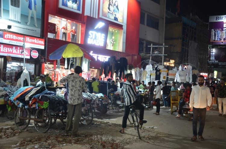 नगर निगम व ट्रैफिक पुलिस की कार्रवाई के बावजूद सड़क नहीं छोड़ रहे हैं दुकानदार