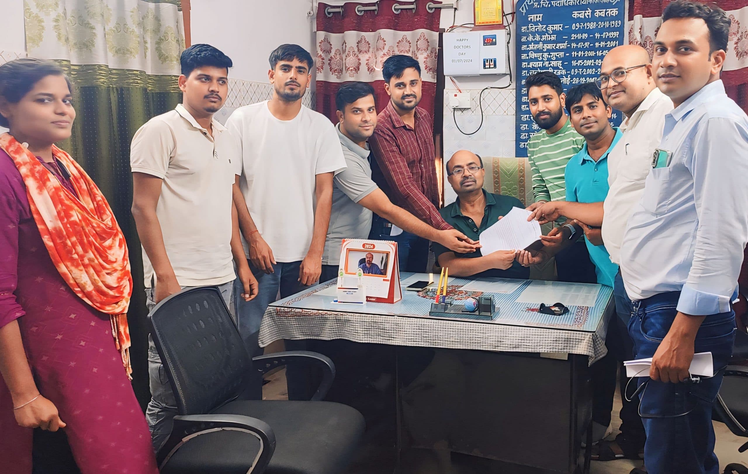 पीएचसी के संविदाकर्मियों की हड़ताल जारी, सौंपा मांगपत्र