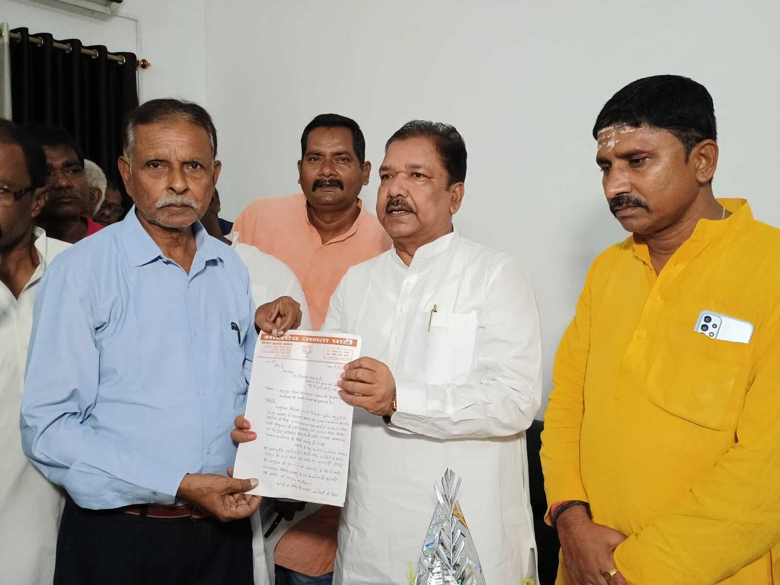 प्रखंड कार्यालय के जमीन खरीद की राशि के बंदरबांट का आरोप लगाते मंत्री को दिया आवेदन