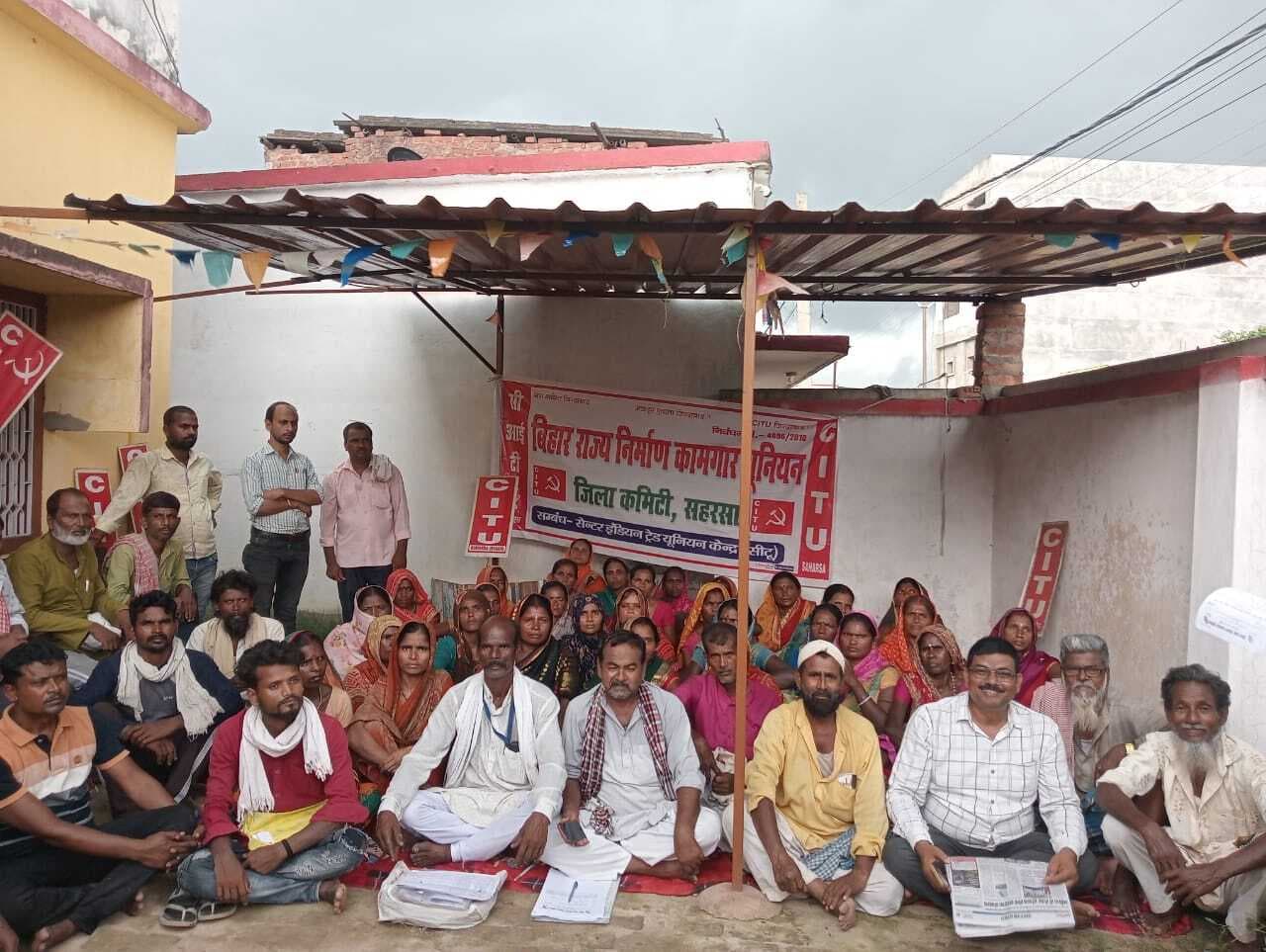 सरकार मजदूरों से छीनना चाहती है अधिकार - दुखी शर्मा