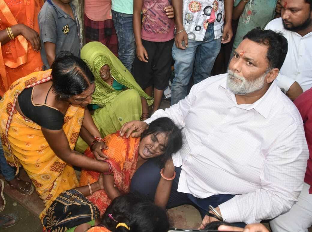 मृतक के परिजनों से मिले सांसद पप्पू यादव