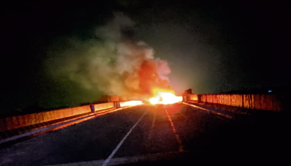 धू-धू कर जली दूल्हे की कार, सभी सवार सुरक्षित