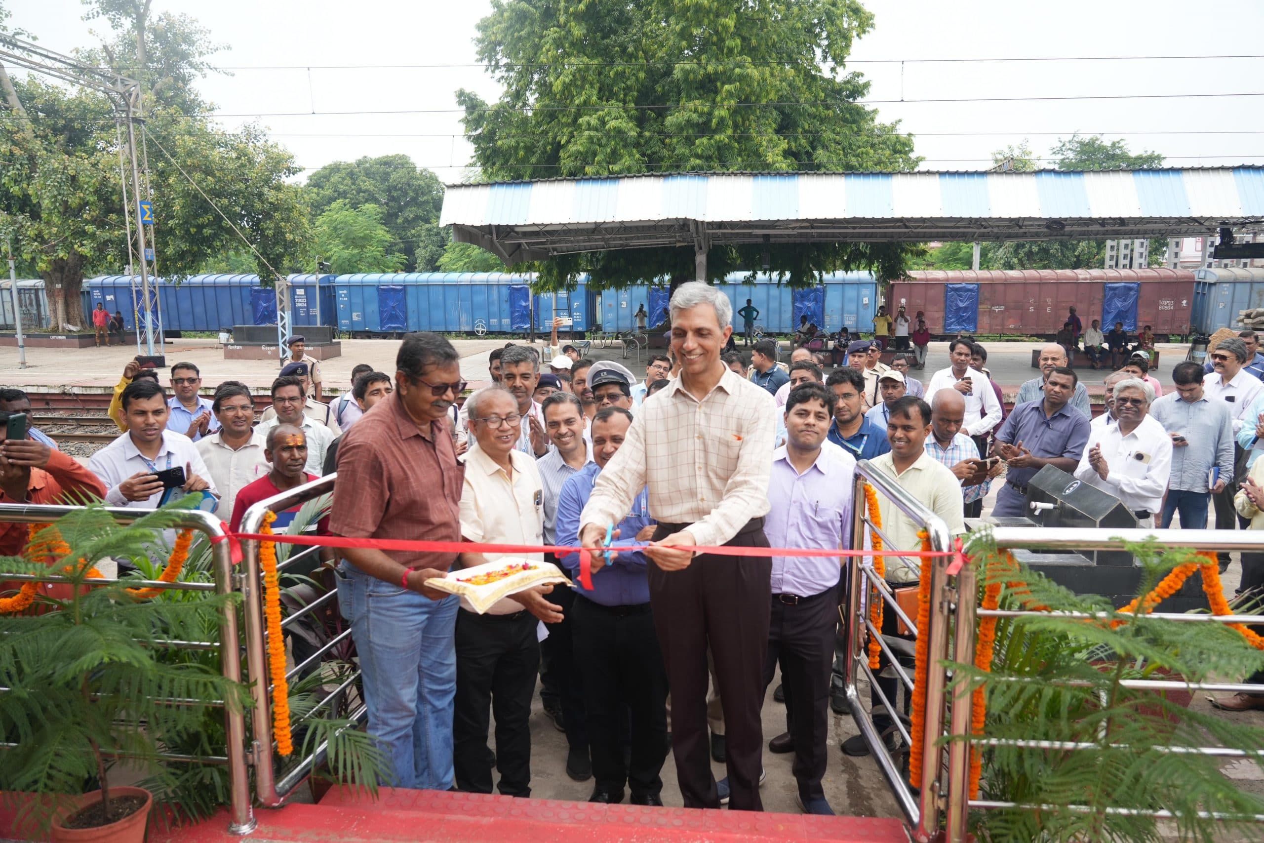 चिरेका निर्मित लोको मॉडल का स्टेशन पर हुआ अनावरण