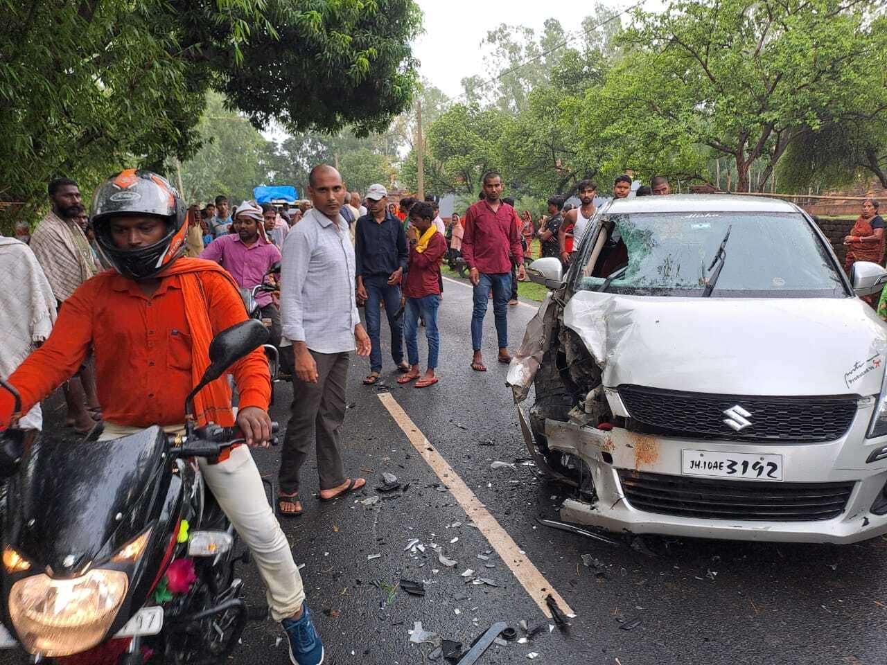 कार व बाइक की टक्कर में दो युवक गंभीर रूप से घायल