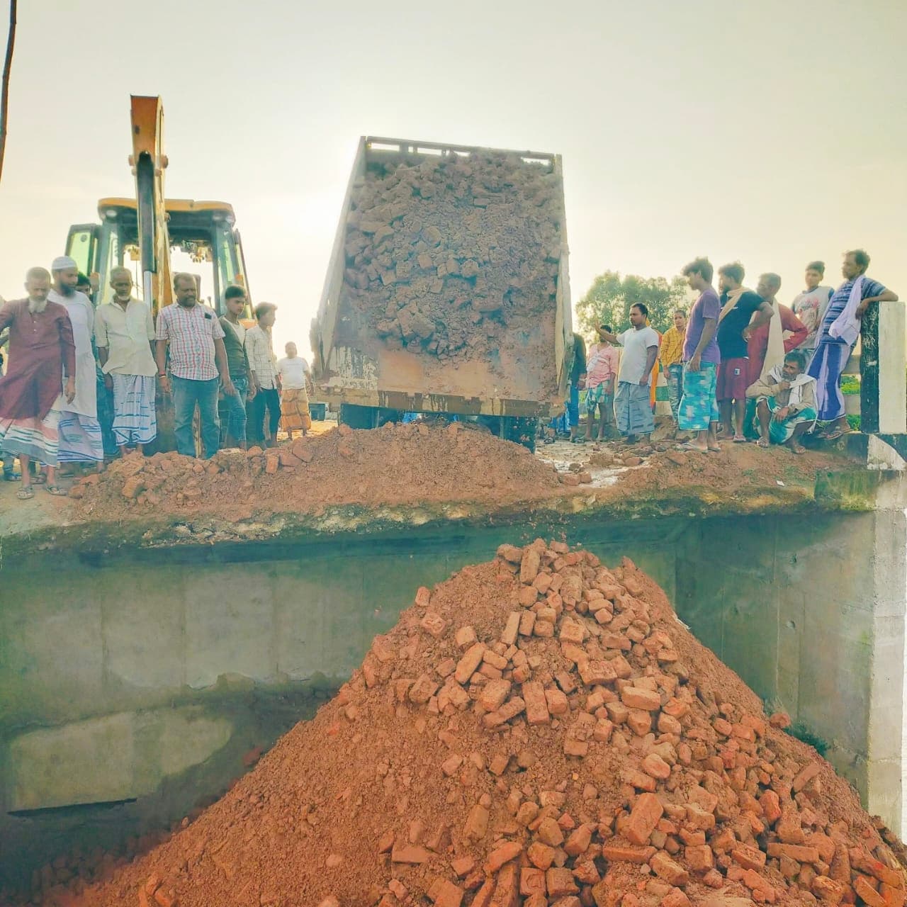 एप्रोच ध्वस्त होने पर कटाव निरोधी कार्य शुरू