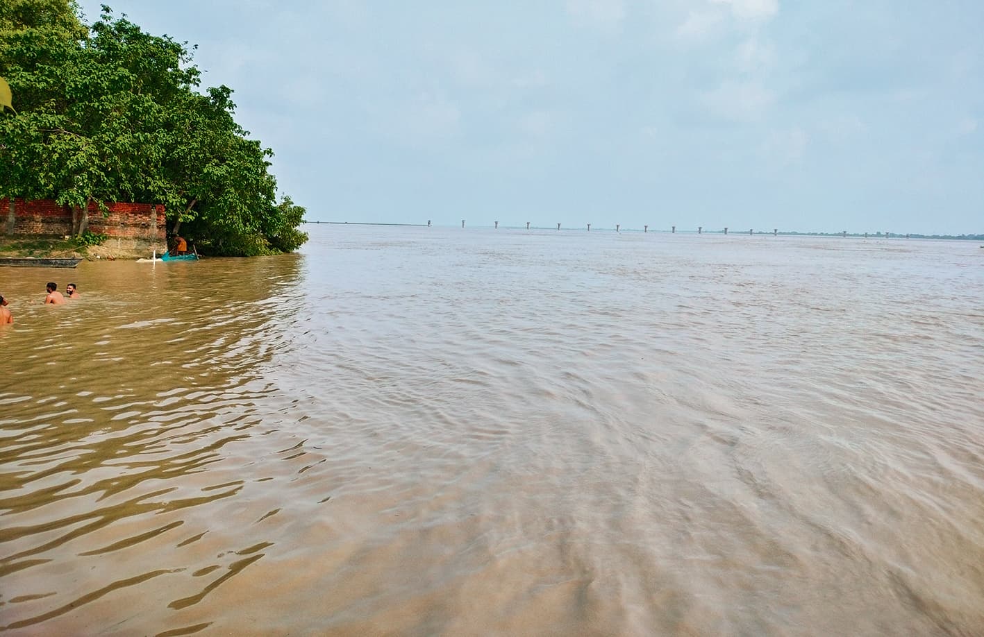 दरौली में खतरे के निशान से दो सेमी ऊपर बह रही सरयू नदी