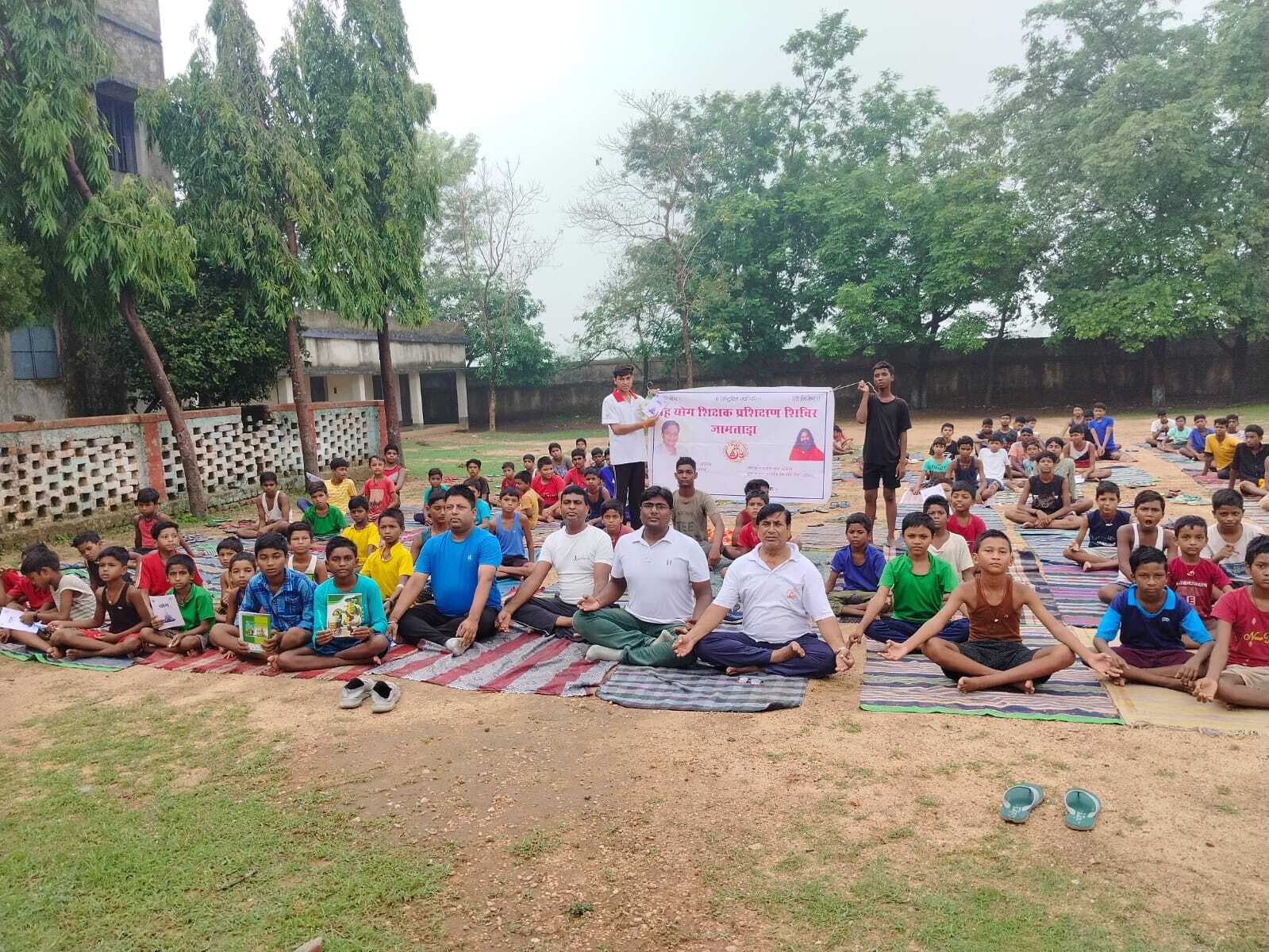 बच्चों को योग करते रहने का दिलाया गया संकल्प