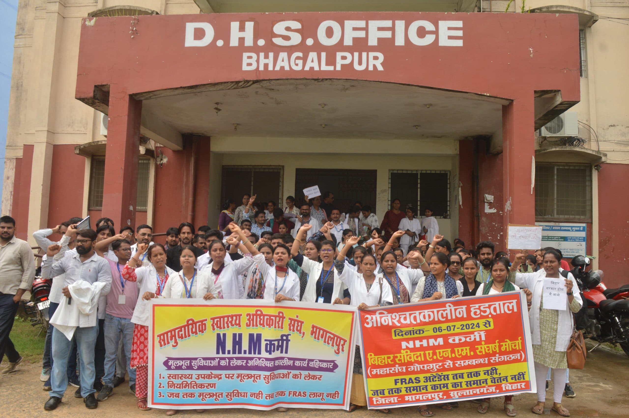 अपनी मांगों को लेकर सड़क पर उतरे एएनएम-आर और सीएचओ