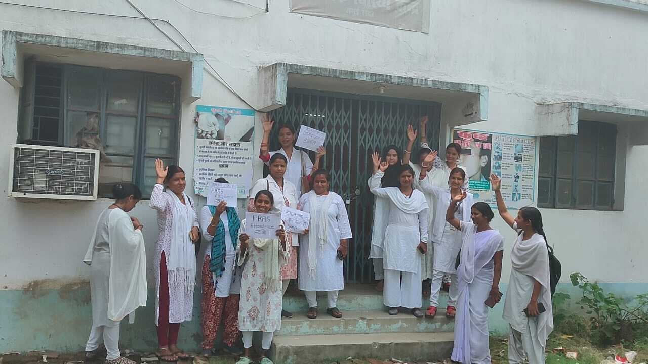 एनएचएम कर्मियों ने कोल्ड चेन में जड़ा ताला, की नारेबाजी